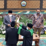 Suasana saat Ketua DPRD Bangkalan, Muhammad Fahad, melantik PAW dari Fraksi Gerindra, Muhammad Sahri.