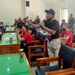 Para Pekerja Seni Trenggalek saat hearing di Aula Gedung DPRD Trenggalek. foto: HERMAN/ BANGSAONLINE