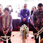 Dirjen Kesmas Kemenkes, Maria Endang Sumiwi, bersama Pj Wali Kota Mojokerto saat meresmikan Gedung Laboratorium BSL 2