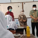 Bupati Jombang Hj. Mundjidah Wahab saat meninjau PTM di SMA 3 Jombang. (foto: AAN AMRULLOH/ BANGSAONLINE)