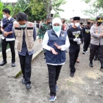 Gubernur Khofifah saat meninjau sejumlah lokasi PPKM Mikro di wilayah Jatim.