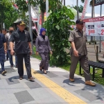 Anggota Komisi C DPRD Jombang saat sidak proyek perbaikan Jalan Wahid Hasyim.