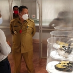 Plt. Wali Kota Surabaya Whisnu Sakti Buana meninjau Museum Olahraga yang terletak di Jalan Indragiri Surabaya, Senin (1/2/2021) siang. (foto: YUDI A/ BANGSAONLINE)