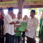 Jajaran pengurus DPC PDIP saat mengembalikan berkas pendaftaran ke PPP.  