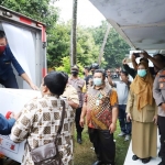 Kapolres Mojokerto AKBP Dony Alexander saat ikut mamantau langsung kedatangan vaksin Covid-19.