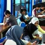 Suasana pengunjung di perpustakaan Pamekasan. foto: erri sugianto

