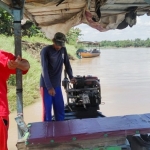 Dandi Romadhoni saat beraksi mengoperasikan perahu tambangnya.