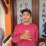 Relawan Partai Amanat Nasional melapor kecurangan penghitungan suara di TPS Desa Banyubesi ke Bawaslu Bangkalan.