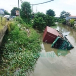 Bangkai truk yang tercebur ke sungai.