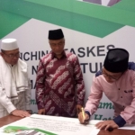 Plt Wali Kota Malang Sutiaji saat menandatangani prasasti peresmian faskes Klinik NU Kota Malang, disaksikan Ketua dan Rais Syuriah PCNU Kota Malang, yakni KH. Isroqunnajah dan KH. Chamzawi. Foto: Istimewa