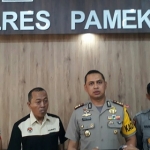 
Kapolres Pamekasan AKBP Teguh Wibowo bersama Wakapolres, Kasat Reskrim serta Kasubag Humas Polres Pamekasan.
