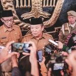 Bupati Jember Hendy Siswanto saat diwawancarai wartawan, beberapa waktu lalu.