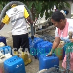 Warga saat hendak mengambil air bersih bantuan dari BPBD Jombang, Selasa (12/9/2017). foto: ROMZA/ BANGSAONLINE