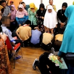 Wali Kota Risma saat menyuruh anak-anak untuk mencium kaki orangtuanya masing-masing.