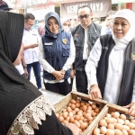 Gubernur Khofifah saat didampingi Bupati Mojokerjo, Ikfina Fahmawati, ketika meninjau pasar.