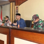 Plt Wali Kota Pasuruan Raharto Teno saat menyampaikan keputusan rapat.
