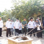 Kepala Kemenag Tuban, Hj. Umi Kulsum, bersama jajaran KUA dan tamu undangan saat hadir di acara pemusnahan buku nikah kedaluwarsa.