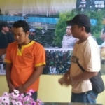 Petugas Resmob Polres Lamongan saat menggelendang Fuad (27). 