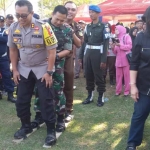 Kapolres Kediri Kota AKBP Anthon Haryadi bersama Dandim 0809 Kediri Letkol. Kav. Dwi Agung Sutrisno saat ikut lomba balap bakiak. foto: ARIF KURNIAWAN/ BANGSAONLINE