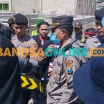 Barisan Elemen Rakyat atau Berat saat menggelar demo di Kantor Kemenag Pamekasan. Foto: DIMAS M. S./BANGSAONLINE