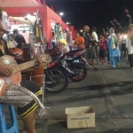 Mbah Jenggot saat beraksi di depan Monumen Tugu Garuda, Trenggalek. foto: HERMAN/ BANGSAONLINE