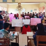 Aksi wali murid SDN Kompol 2 Bangkalan saat menggelar demo mempertanyakan penarikan kembali gaji honorer.