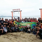 Peserta Tour HPCI Jatim berpose di pantai Bayem.