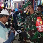 Kapolres dan Dandim 0826/Pamekasan saat blusukan di Pasar Kolpajung. (foto: ist)