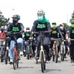 Gubernur Jawa Timur Khofifah Indar Parawansa saat gowes bersama sekaligus memberikan edukasi kepada masyarakat agar patuh protokol kesehatan terutama bermasker sekaligus mendorong kebangkitan UMKM di Lumajang, Ahad (27/9/2020). foto: ist/ bangsaonline.com