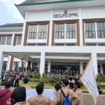 Suasana di depan gedung DPRD Kabupaten Bangkalan. Terlihat ratusan polisi berjaga mengamankan aksi demo mahasiswa.