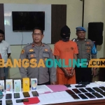 Kapolsek Kediri Kota, Kompol Ridwan Sahara, saat menggelar konferensi pers dengan menunjukkan tersangka dan barang bukti. Foto: MUJI HARJITA/BANGSAONLINE