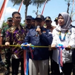 Bupati Blitar Drs. H. Rijanto M.M, memotong pita tanda peresmian hasil kegiatan Pamsimas.