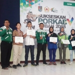 Para juara catur bersama Ketua Percasi Tuban.