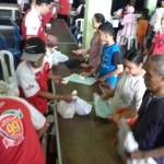 BAGI BINGKISAN: Suasana pembagian bingkisan yang dilakukan PT Megasurya Mas kepada warga Desa Tambak Rejo di Balai Desa setempat, Senin (4/7). foto istimewa