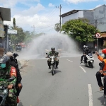 Penyemprotan disinfektan dengan water cannon dilakukan oleh Polres Pamekasan bersama jajaran polsek wilayah.