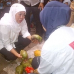 Khofifah saat membeli buah sirsak. Foto: Soffan/BANGSAONLINE