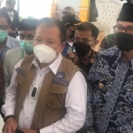 Bupati Hendy bersama Wabup Gus Firjaun saat meninjau pelaksanaan Pilkades Serentak di Dusun Krajan, Desa Kelompangan, Kecamatan Ajung, Kamis (25/11)