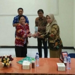 Jabat tangan usai penandatanganan MoU.