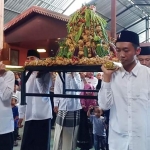 Tumpeng ketupat cokelat saat hendak diarak keliling kampung.