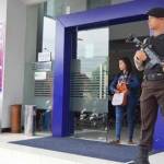 SIAGA. Tampak sejumlah anggota Sabhara Polres Bojonegoro sedang bersiaga di depan salah Bank. Foto: Eky Nurhadi/BANGSAONLINE