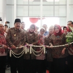 Dr.H.Soekarwo Bersama Dengan Istri Dra.Hj.Nina Soekarwo Selaku Gubernur Prov Jatim Bersama Memotong Pita Pada Acara Pembukaan Pameran KOPERASI dan UMKM Ke 6Th Di Gedung GrandCity Mall Surabaya.