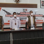 Dari kiri: Ketua FPRB Kabupaten Kediri, Ari Purnomo Adi; Kasi Pencegahan dan Kesiapsiagaan BPBD Jatim, Dadang Iqwandy; Kepala Pelaksana BPBD Kabupaten Kediri, Slamet Turmudi; dan Sekjen FPRB Jatim, Catur Sudarmanto. Foto: MUJI HARJITA/BANGSAONLINE