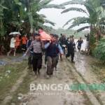 Proses evakuasi jasad santri Langitan. foto: dok.bangsaonline