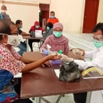 Puluhan wartawan di Pamekasan saat di-rapid test.