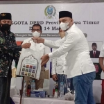 Abdul Halim, Anggota DPRD Provinsi Jatim saat memberikan bantuan paket vitamin secara simbolis kepada KH. Makki Nasir, Ketua PCNU Bangkalan.