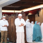 Gubernur Khofifah dengan saat Salat Qiyamul Lail berjamaah di Gedung Negara Grahadi, Sabtu (30/4/2022) dini hari. foto: Humas Pemprov Jatim