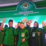 Ketua Umum PPP terpilih Muhammad Romahurmuziy bersama pendukung dan panitia muktamar PPP ke-VIII,  di Jakarta, 9 April 2016. foto: tempo
