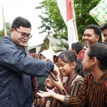 Bupati Kediri, Hanindhito Himawan Pramana, saat menyalami anak-anak. Foto: Ist