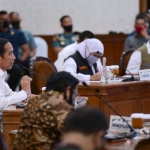 Presiden Joko Widodo saat rapat bersama Gubernur Jawa Timur Khofifah Indar Parawansa di Gedung Grahadi Surabaya, Kamis (25/6/2020). foto: ist/ bangsaonline.com 