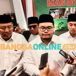 Calon Bupati Kediri nomor urut 2, Hanindhito Himawan Pramana, saat memberi keterangan kepada wartawan. Foto: MUJI HARJITA/BANGSAONLINE